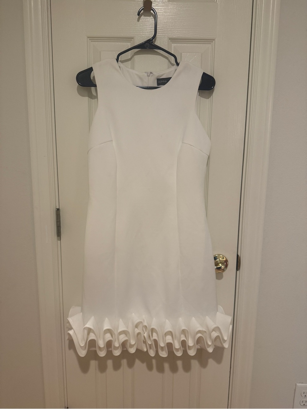 Donna Ricco White Sleeveless Shift Dress with Ruffle Hem Women Size 8